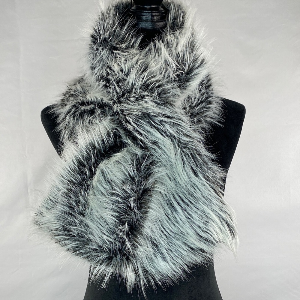Wilhelmina Jacobs Y2K Grey Faux Fur Keyhole Scarf 46”X 7”